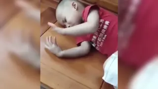 Carte meme Crying Baby Swiping Tablet While Asleep, rareté commune