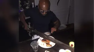 Carte meme Trancher sa bouffe à l'épée, rareté légendaire