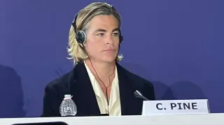 Carte meme Dissociating Chris Pine / Chris Pine Tuning Out, rareté commune