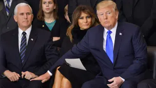 Carte meme Donald Trump Touching Mike Pence’s Knee, rareté commune