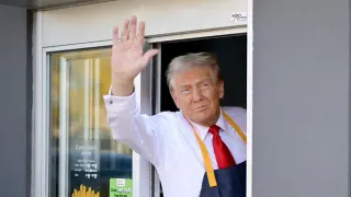 Carte meme Donald Trump Waving From McDonald’s Drive-Thru, rareté commune