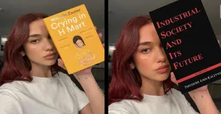 Carte meme Dua Lipa Holding A Book, rareté commune