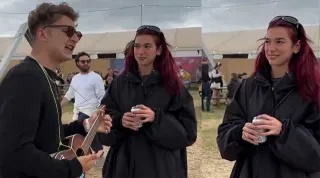 Carte meme Dua Lipa Smiling Awkwardly, rareté commune