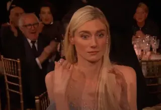 Carte meme Elizabeth Debicki Standing Up, rareté commune