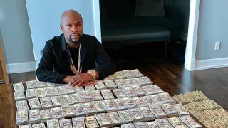 Floyd Mayweather's Money Table meme card, common rarity