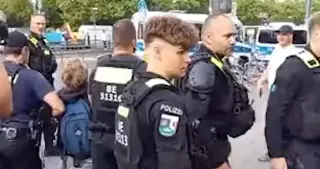 Carte meme German Zoomer Cop, rareté commune