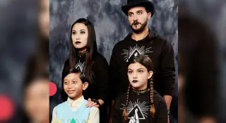 Carte meme Goth Family Portrait With Non-Goth Son, rareté commune