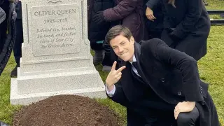 Carte meme Grant Gustin Next To Oliver Queen’s Grave, rareté épique