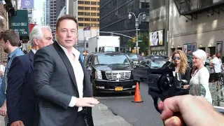 Carte meme Guy Pointing a Gun at Elon Musk, rareté commune