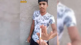 Carte meme Guy Refusing Cigarette While Holding One, rareté commune