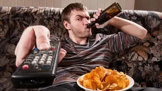 Carte meme Guy Sipping Beer on a Couch Stock Image, rareté rare