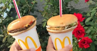 Hamburger Straws meme card, common rarity