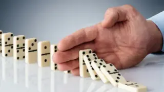 Carte meme Hand Stopping Dominoes, rareté commune