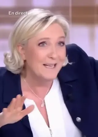 Carte meme « Ils sont là… » (Marine Le Pen), rareté épique