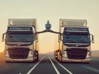 Jean-Claude Van Damme's Epic Split meme card, common rarity