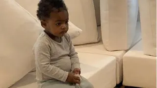 Carte meme Kaviaa James Union Wade Sitting on a Couch, rareté commune