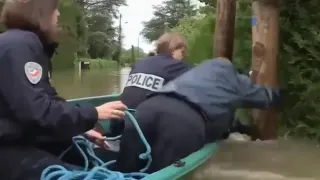 Carte meme Les policiers dans la barque, rareté rare