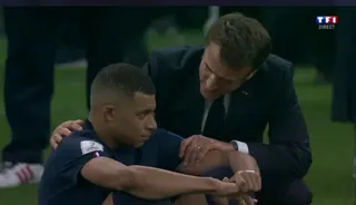 Carte meme Macron console Mbappé, rareté épique