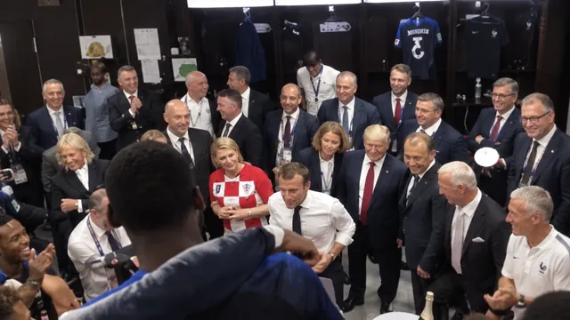 Carte meme Macron fête le but de la France, rareté commune