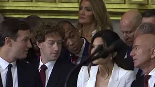 Carte meme Mark Zuckerberg Staring at Lauren Sanchez’s Cleavage During Donald Trump’s Inauguration, rareté commune