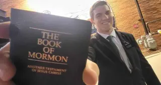 Carte meme Missionary Holding The Book of Mormon, rareté commune