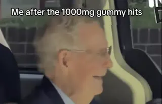 Carte meme Mitch McConnell Blankly Staring In Car, rareté commune