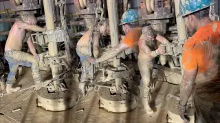 Carte meme Muddy Workers Operating Machinery, rareté commune