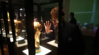 Neymar Looking at World Cup Trophy meme card, common rarity