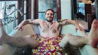Carte meme PewDiePie In a Bathtub, rareté commune