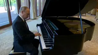 Putin Plays Piano meme card, common rarity