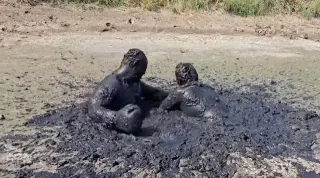 Carte meme Two Guys Mud Boxing, rareté commune