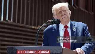 Carte meme Unedited Photo Of Donald Trump At The Border, rareté commune
