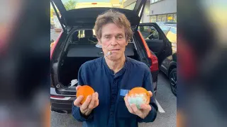Carte meme Willem Dafoe Smoking Cigarette With Two Oranges One of Them Moldy, rareté rare